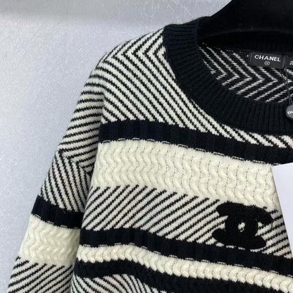 New logo contrast stripes fashionable loose sweater