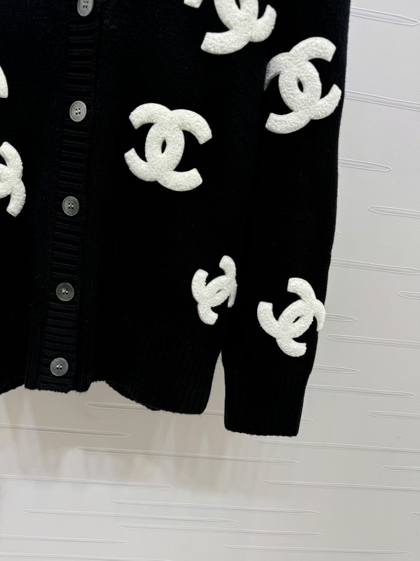 V-neck classic logo print knitted cardigan