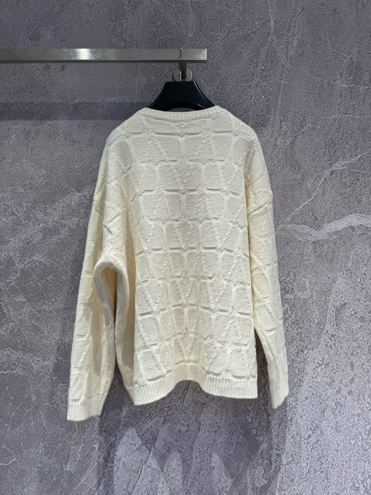 New embossed knitted long sleeves