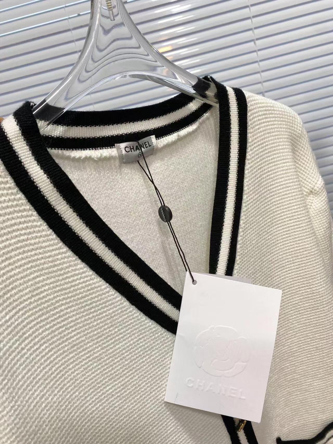 New contrast logo stripe knitted long sleeve