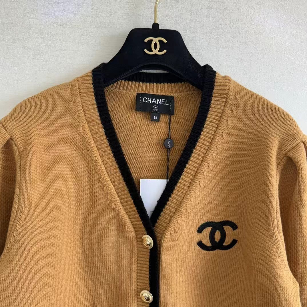 New contrast logo knitted jacket