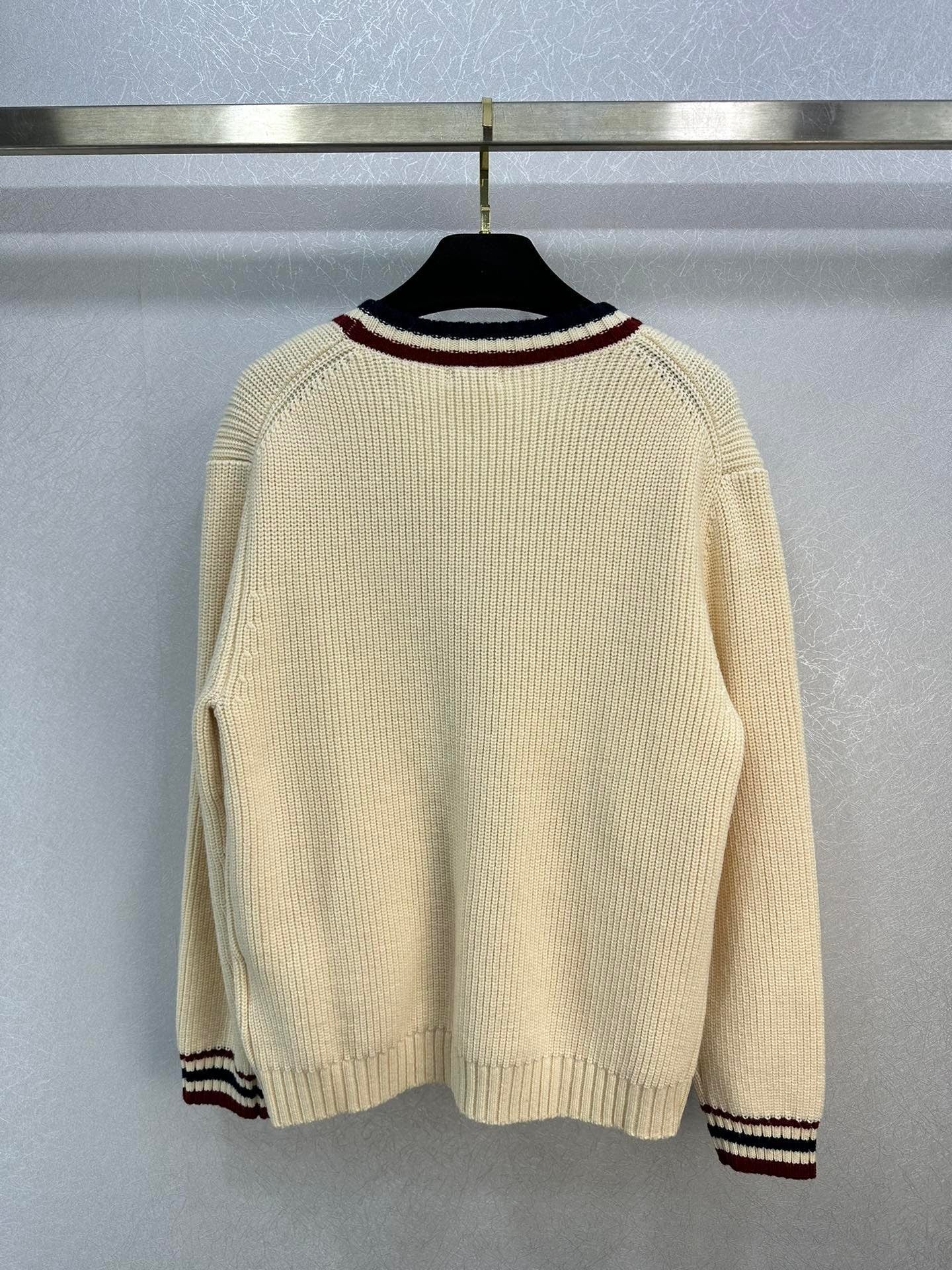 New minimalist knitted cardigan