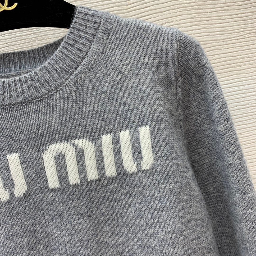 Soft and skin-friendly fashionable and simple letter knitted top