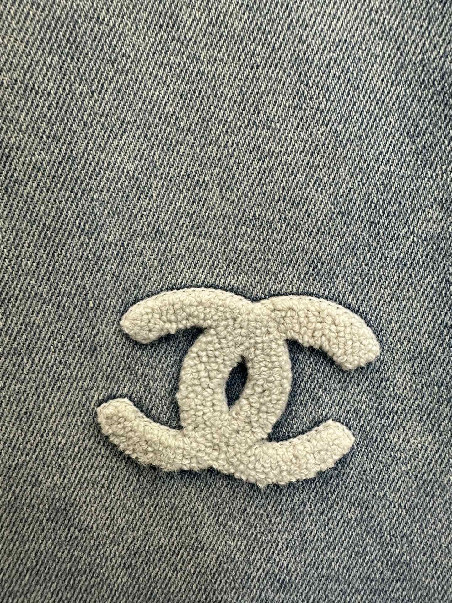 New Jeans with small logo embroidery