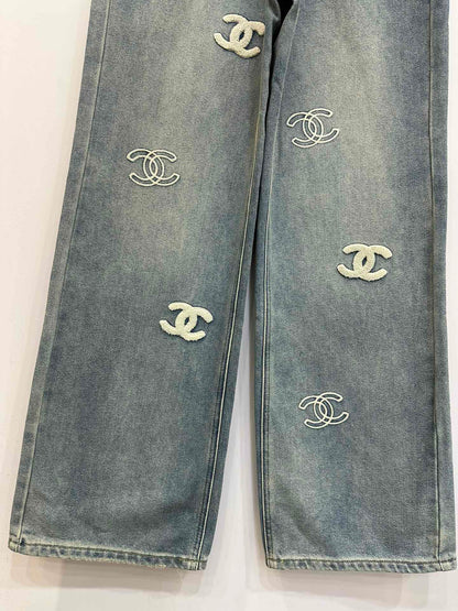 New Jeans with small logo embroidery