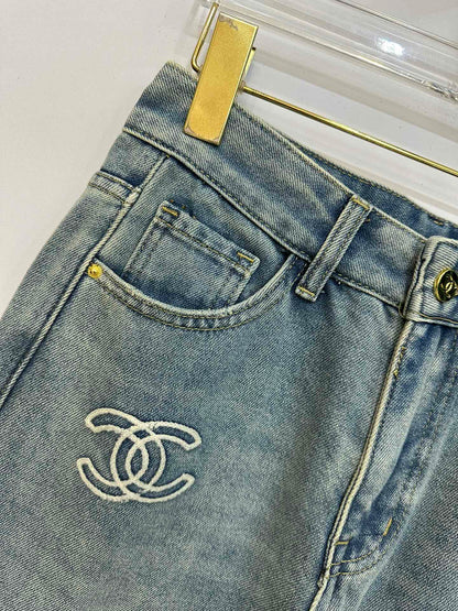 New Jeans with small logo embroidery