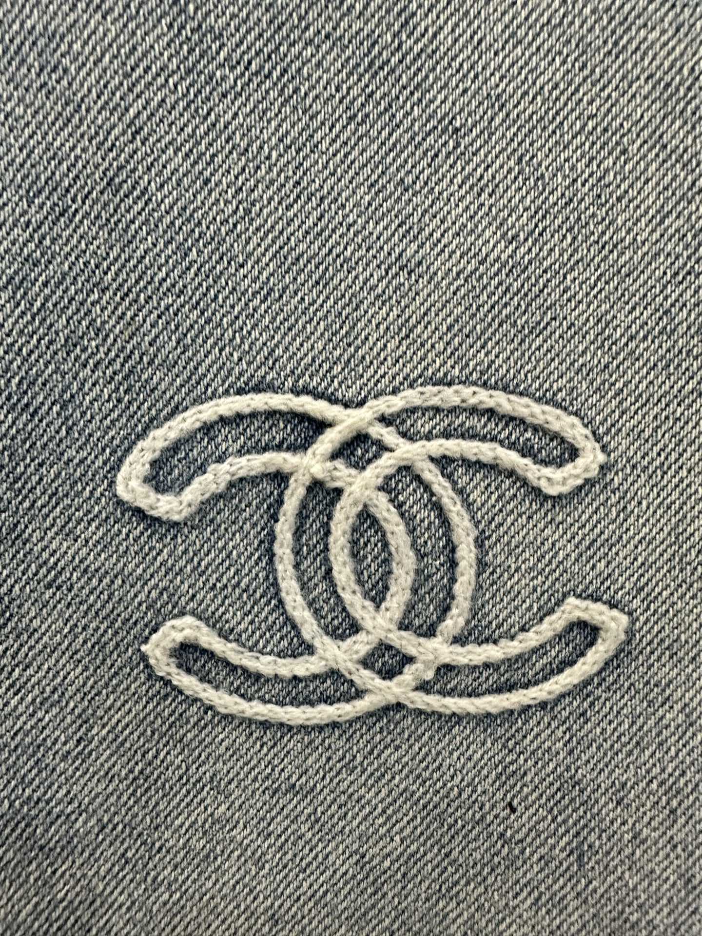 New Jeans with small logo embroidery