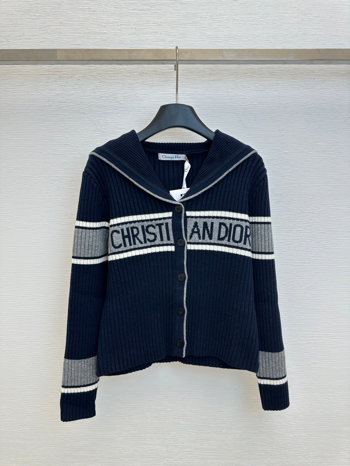 New contrast color letter sweater