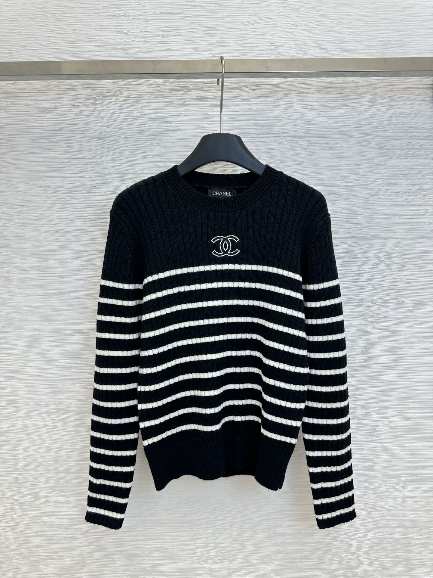 New contrast stripe logo knit long sleeve