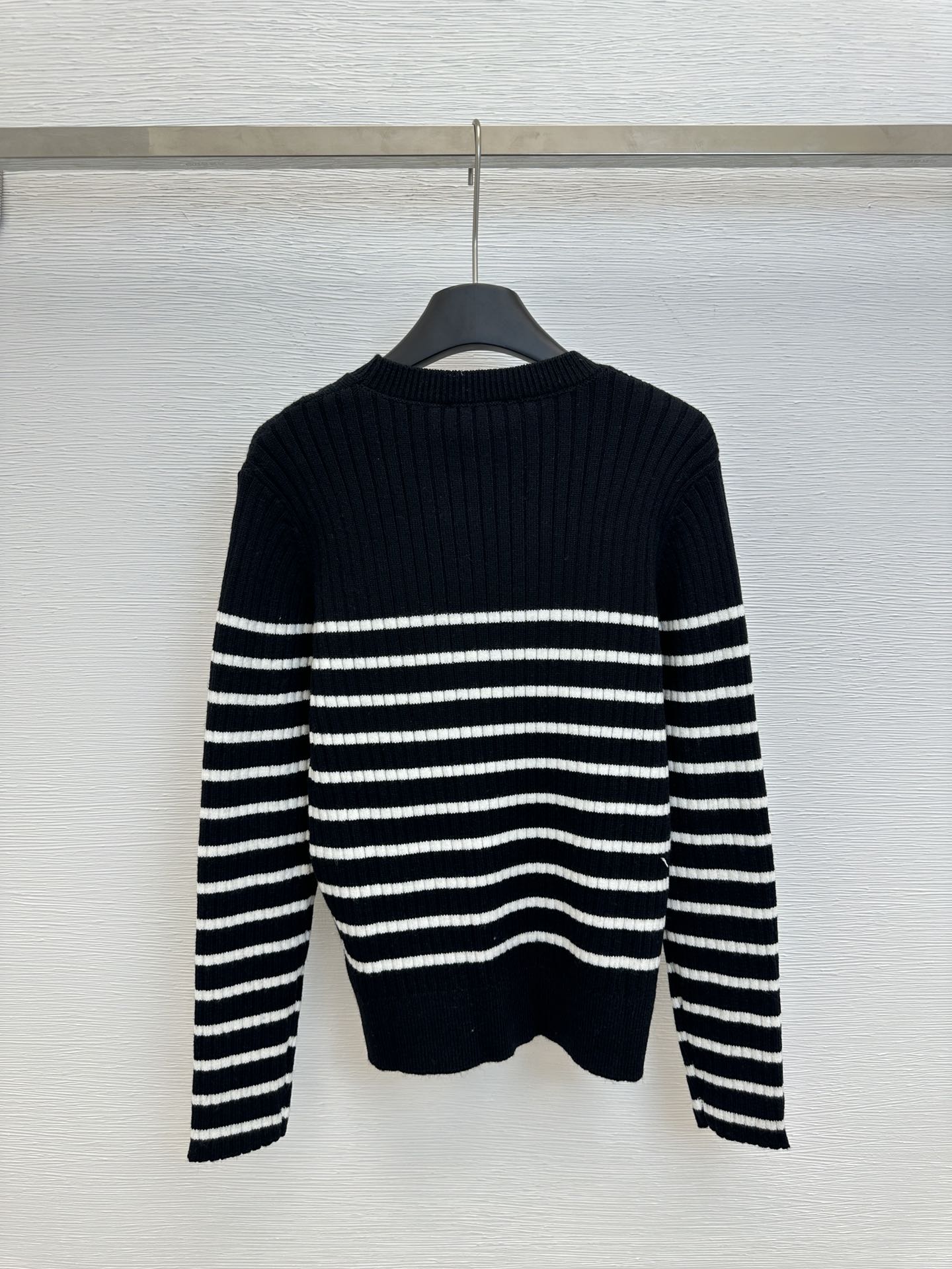 New contrast stripe logo knit long sleeve