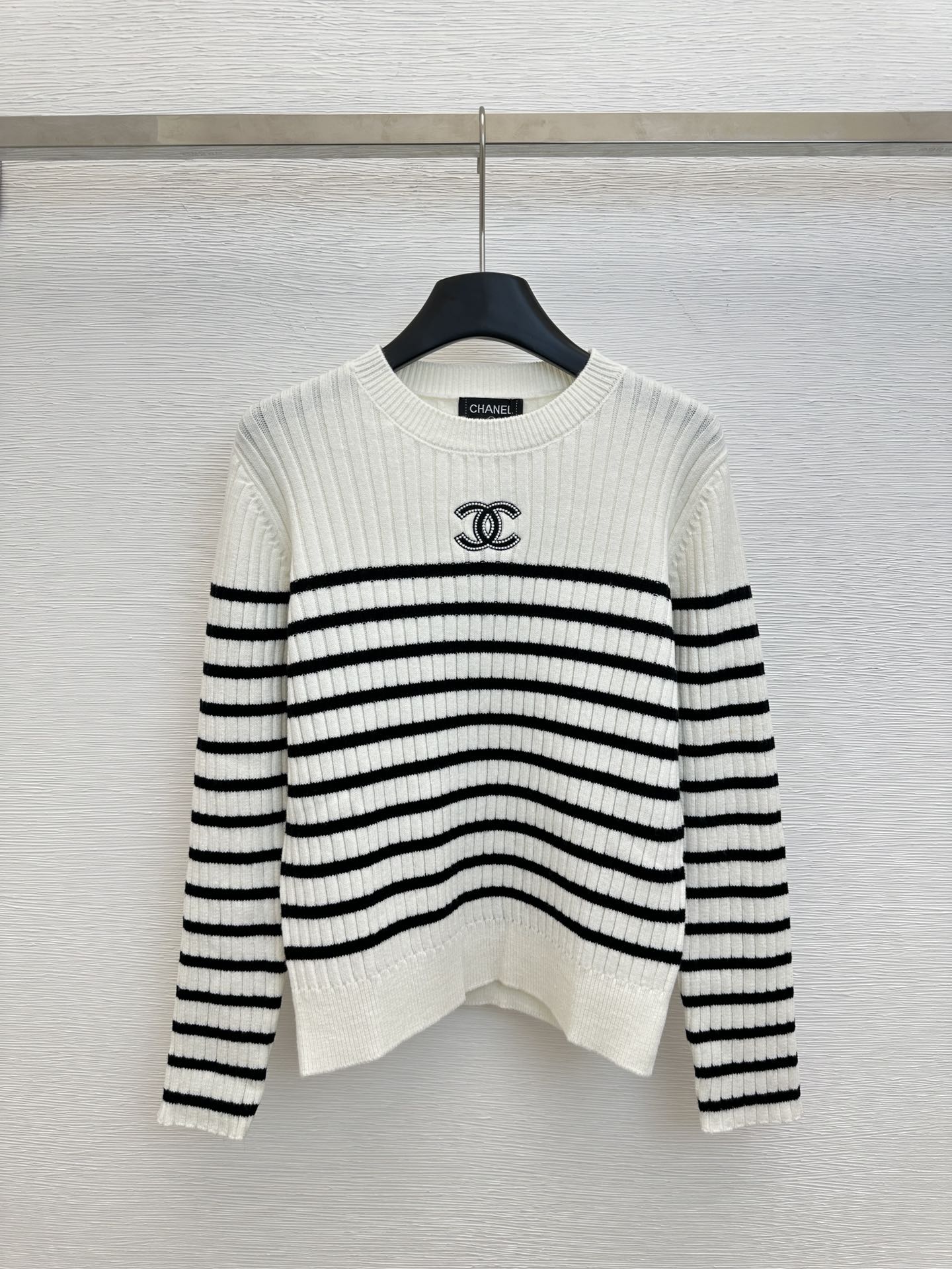 New contrast stripe logo knit long sleeve