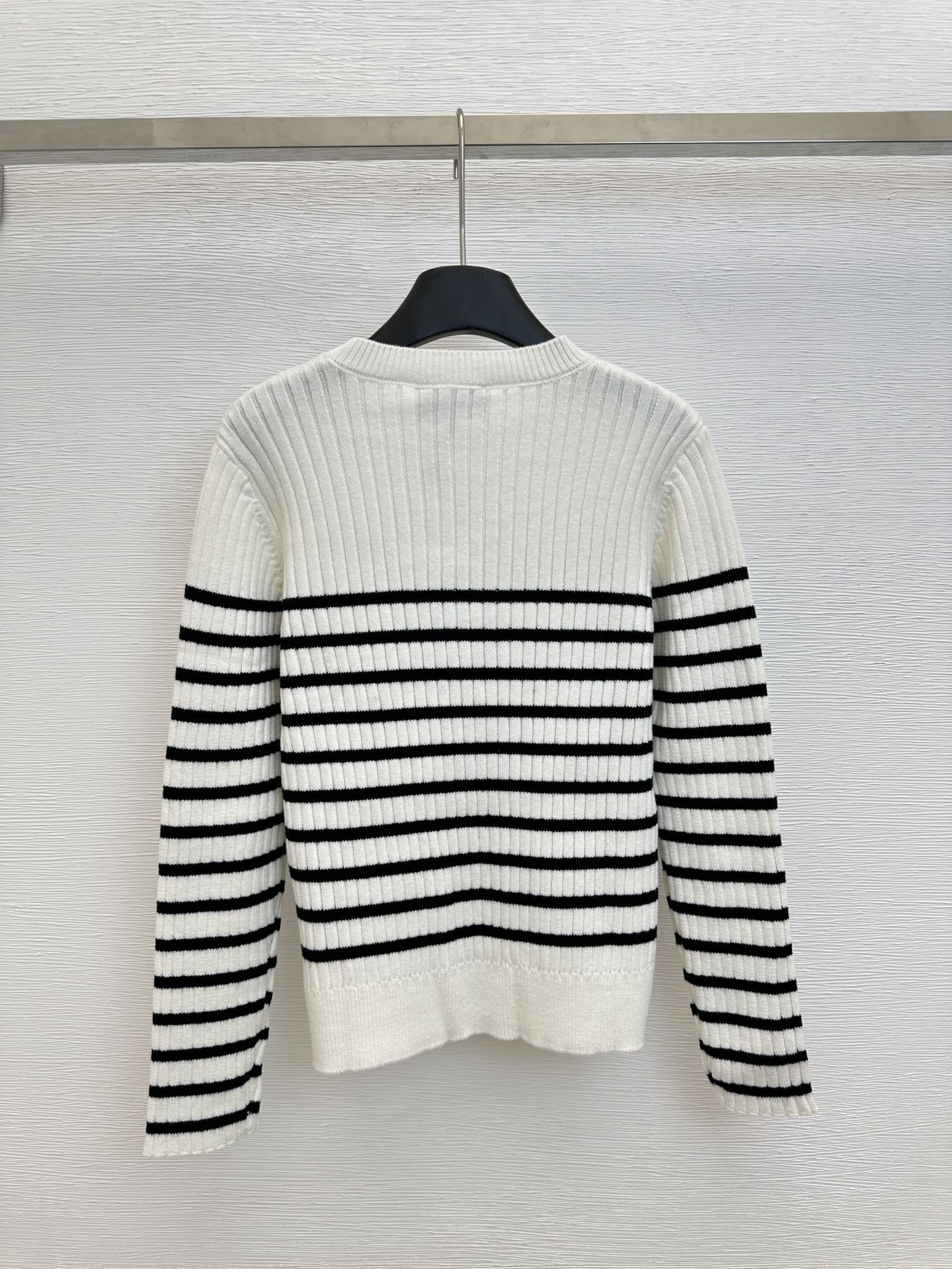 New contrast stripe logo knit long sleeve