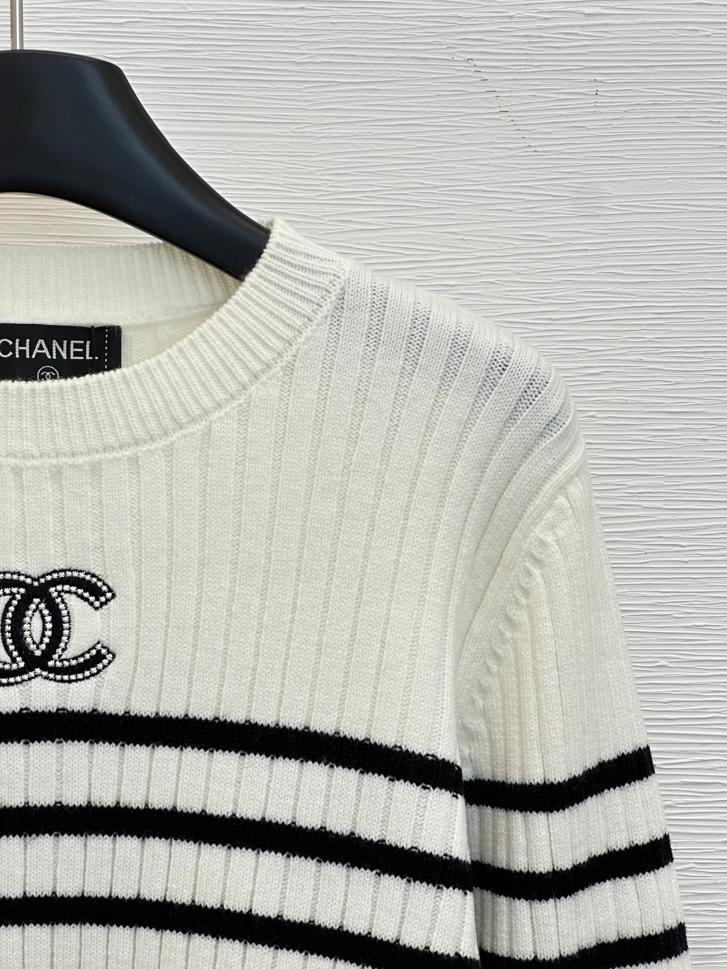 New contrast stripe logo knit long sleeve