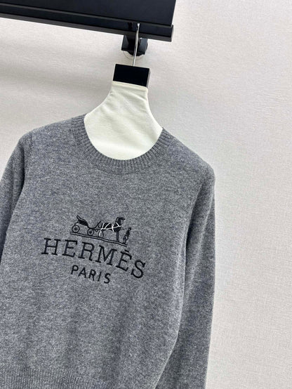 New round neck letter embroidered sweater