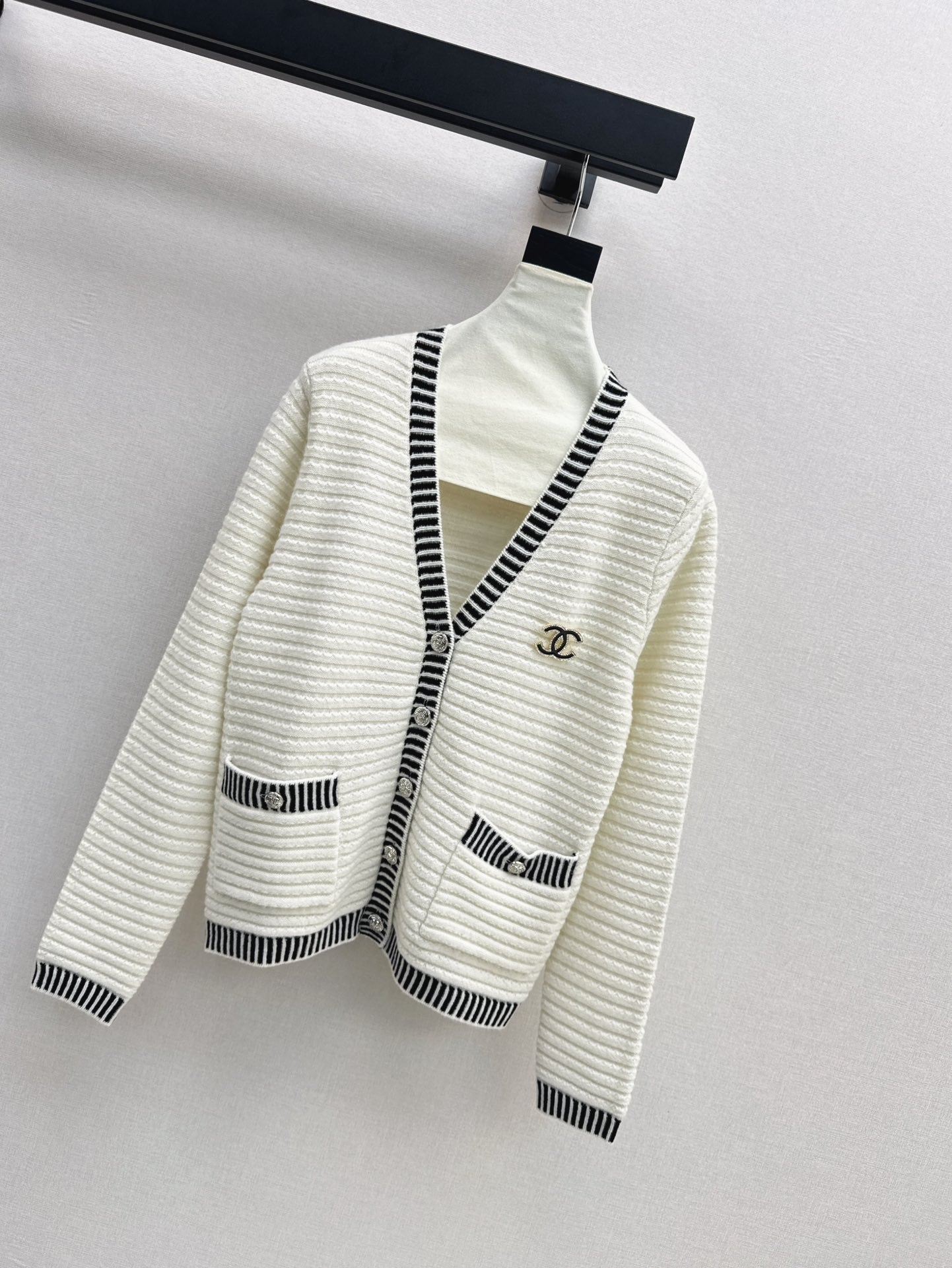 New contrast color V-neck logo knitted cardigan