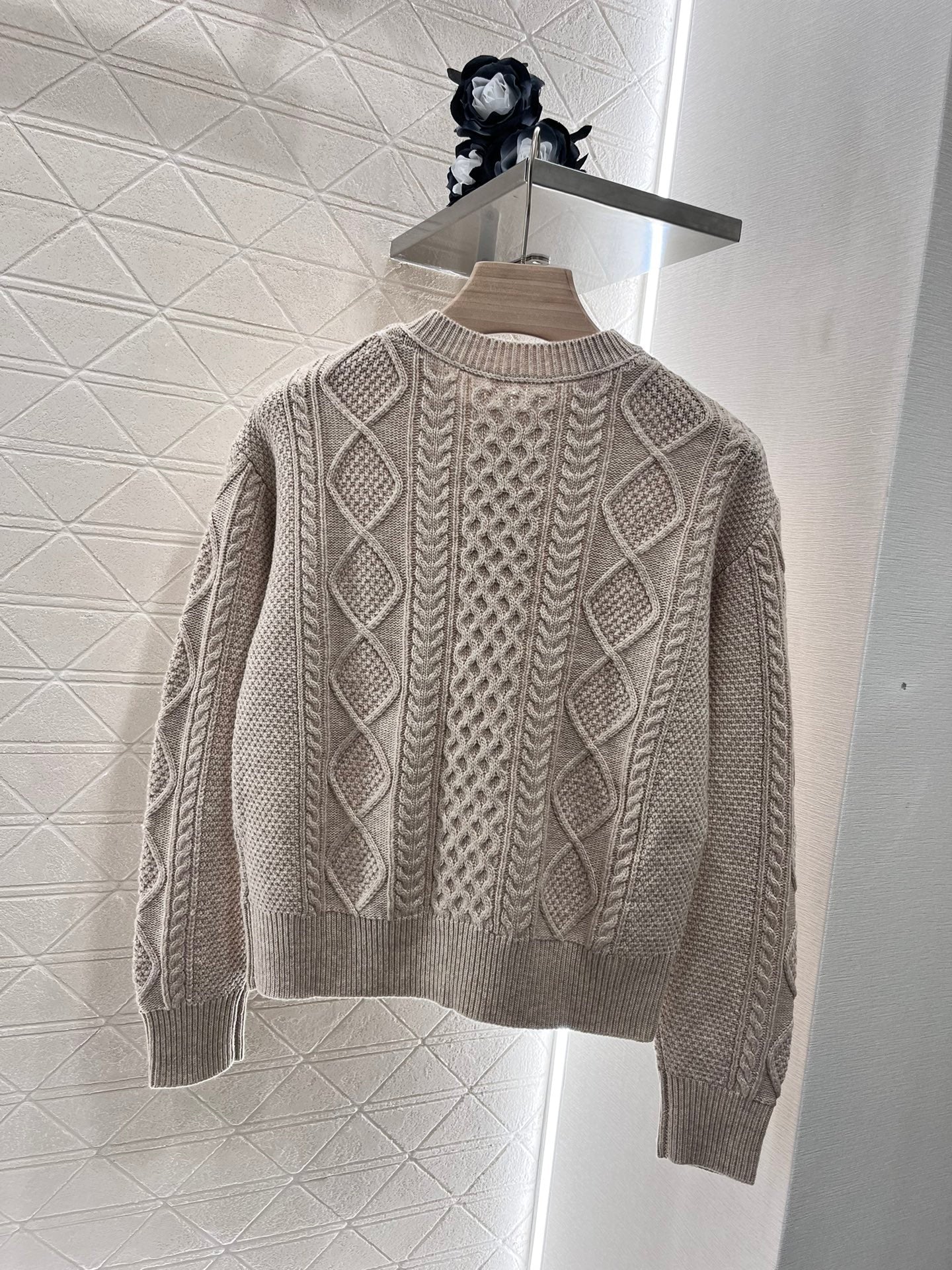 New round neck twisted pullover sweater