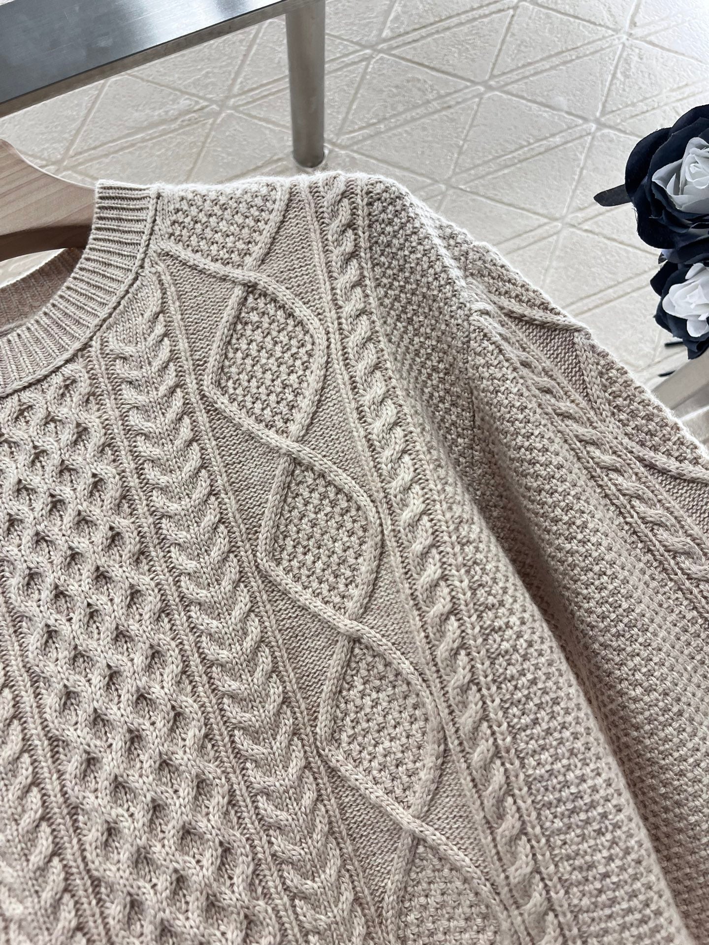 New round neck twisted pullover sweater